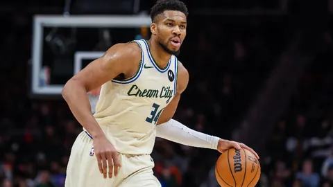 科特迪瓦足球新星阿玛德亚洛加盟英超顶级俱乐部曼联